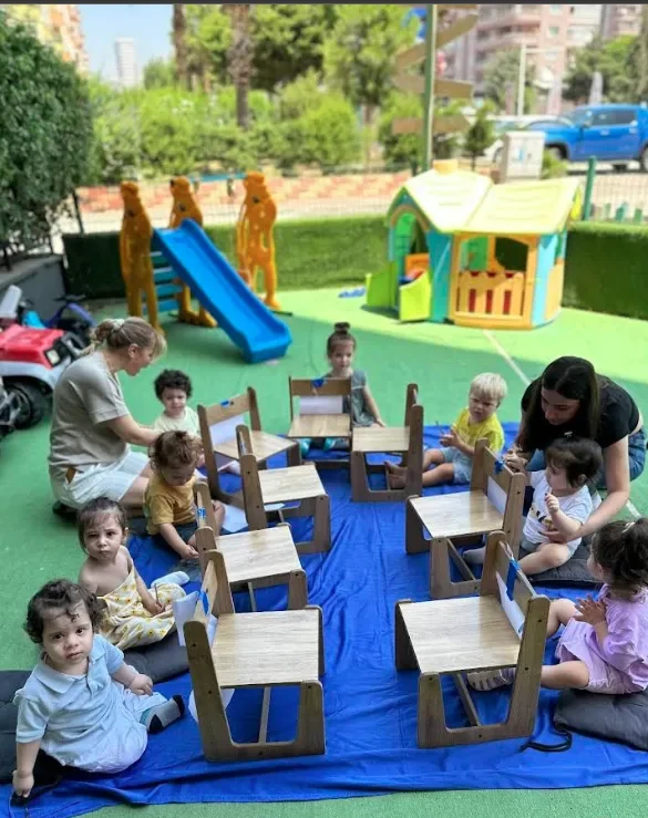 Bilge Anne — bahçede sınıf etkinliği, oyun parkı